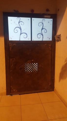 התקנה של דלת מברזל עם שלל דוגמאות